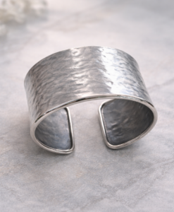 Brazalete en Plata Oxidada.