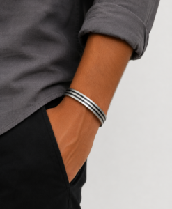 Brazalete de Plata con Líneas Oxidadas.
