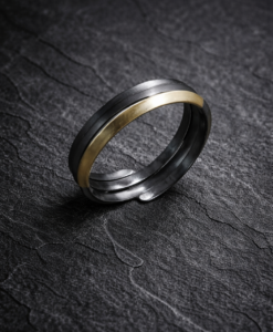 Anillo en Plata Oxidada y Oro.