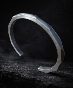 Brazalete en Plata Oxidada.