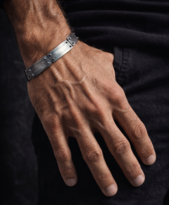 PULSERA EN PLATA OXIDADA.